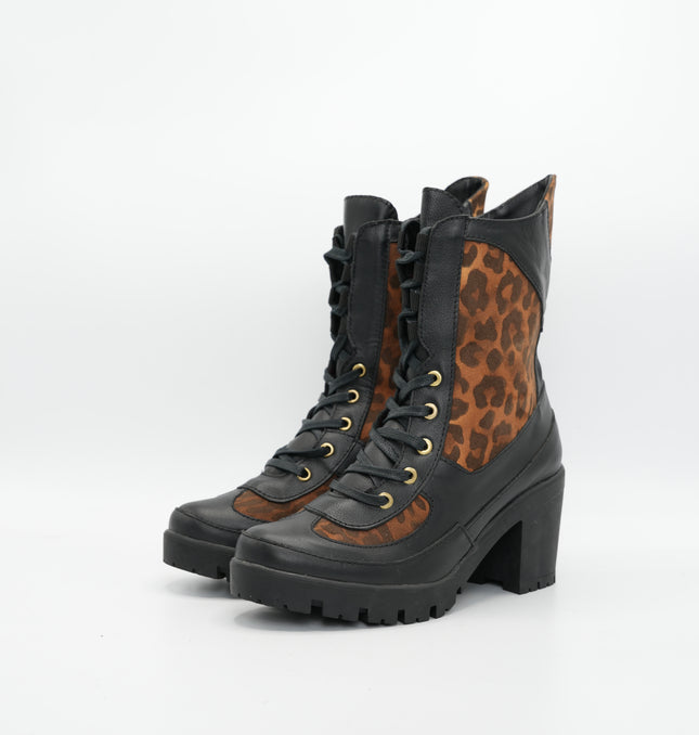 Bota en cuero negro animal print