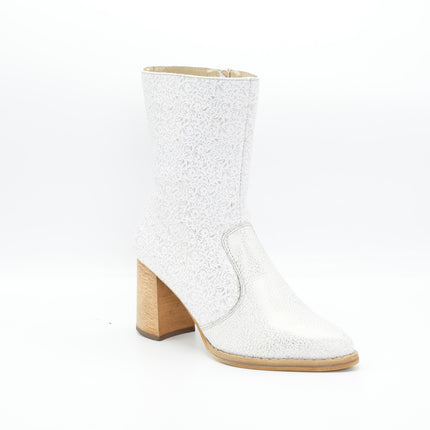 Botín en cuero crema con detalles dorados