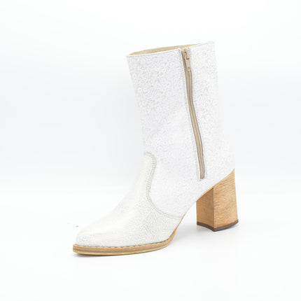 Botín en cuero crema con detalles dorados