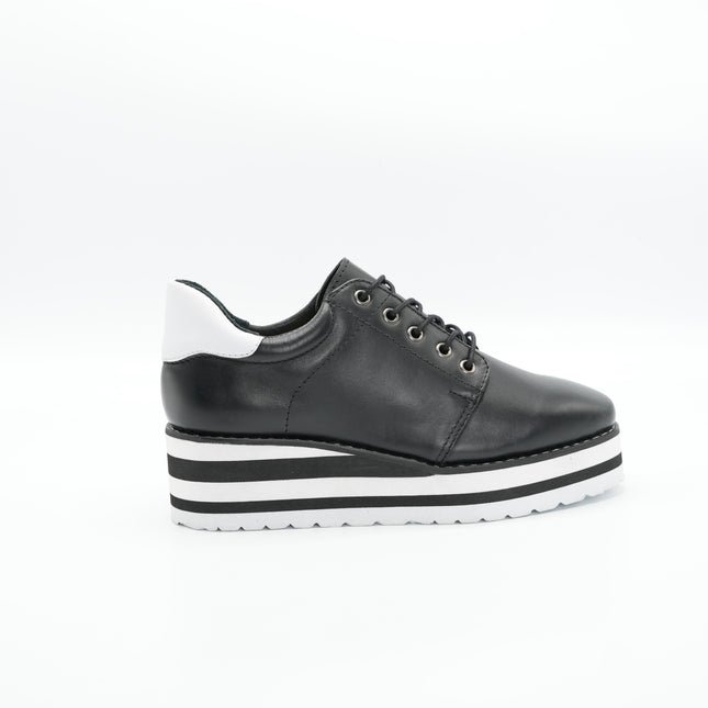 Zapato en cuero negro con plataforma