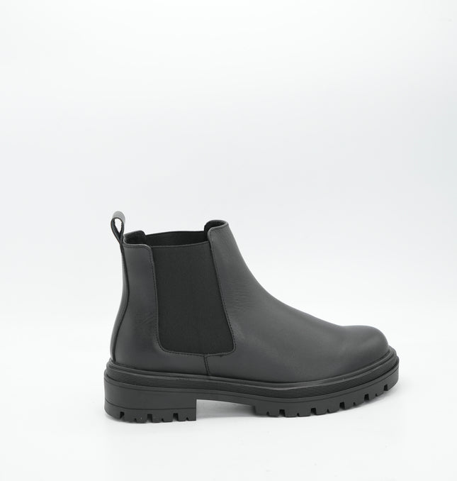 Botín escarlata en cuero negro