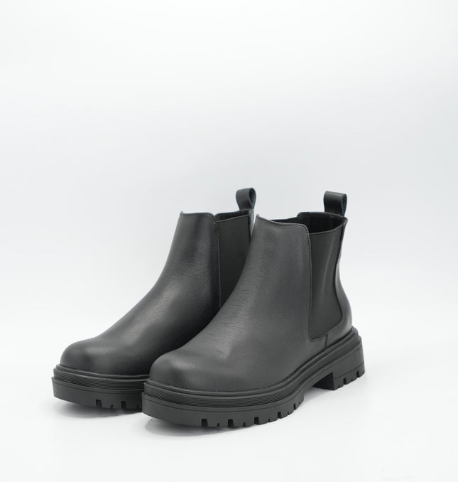 Botín escarlata en cuero negro