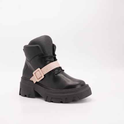 Botín en cuero negro correa rosada