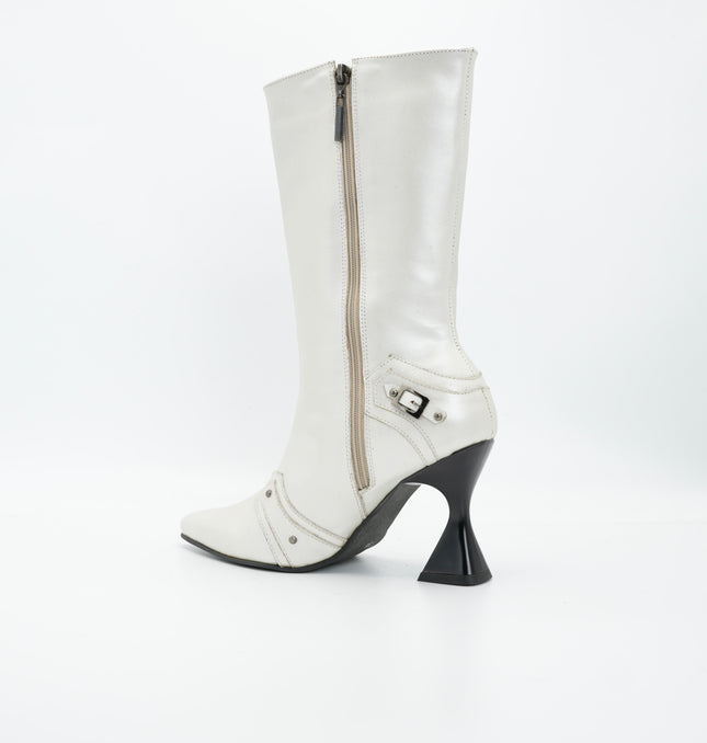 Bota tacón punta en cuero plateado