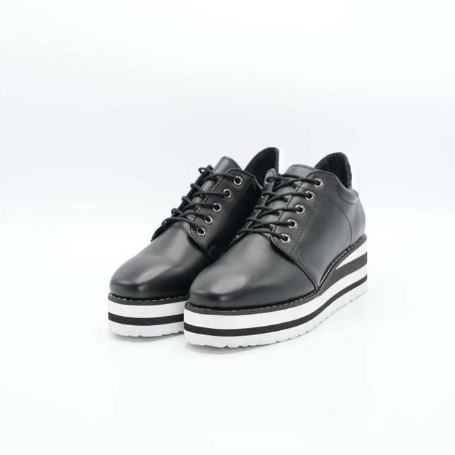 Zapato en cuero negro con plataforma