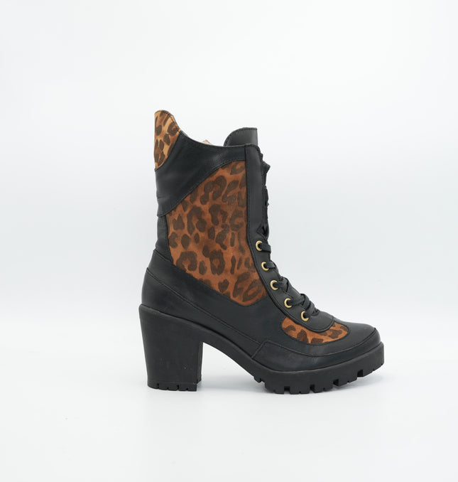 Bota en cuero negro animal print