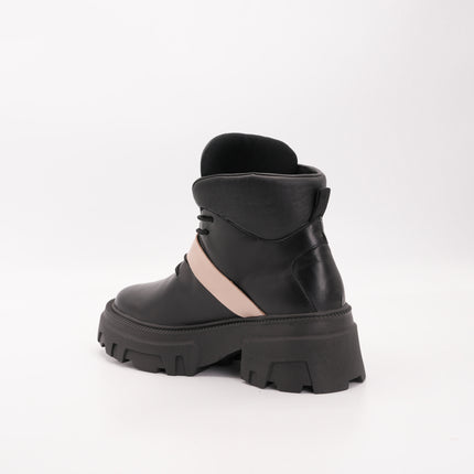 Botín en cuero negro correa rosada