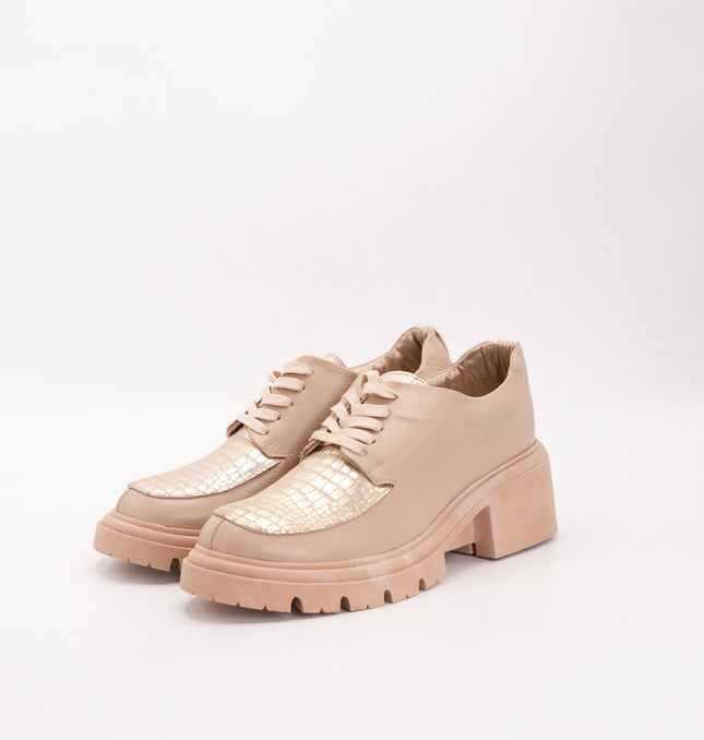 Mocasín en cuero beige con dorado