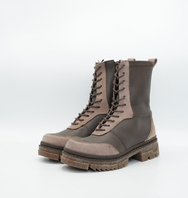 Bota en cuero café y beige