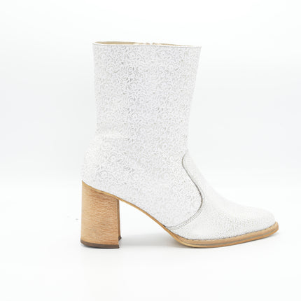 Botín en cuero crema con detalles dorados