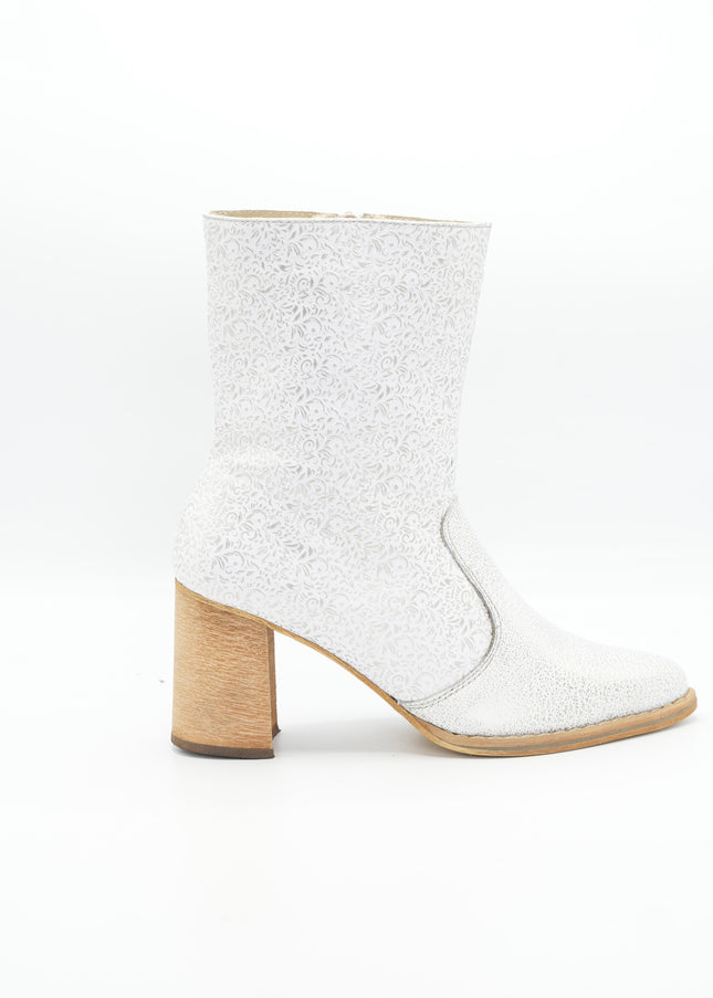 Botín en cuero crema con detalles dorados