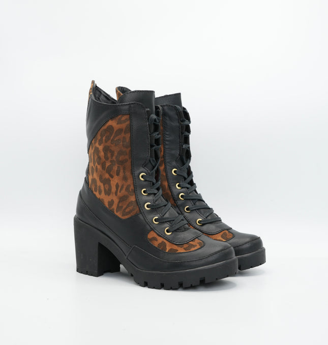 Bota en cuero negro animal print