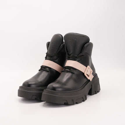 Botín en cuero negro correa rosada