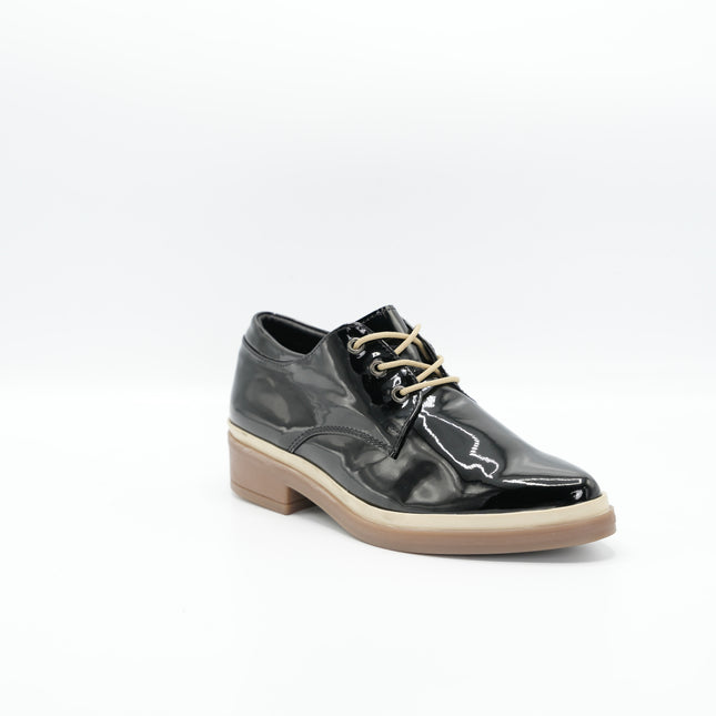Zapato en cuero negro charol