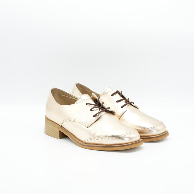 Zapato en cuero dorado
