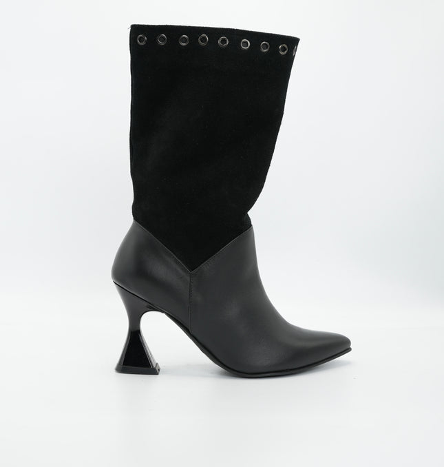 Bota tacón punta en cuero negro
