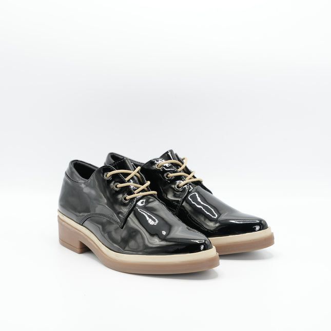 Zapato en cuero negro charol
