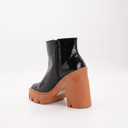 Botín en cuero charol