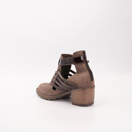 Botín en cuero café con detalles