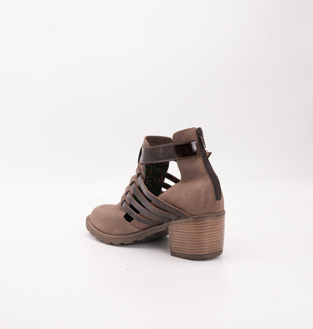 Botín en cuero café con detalles