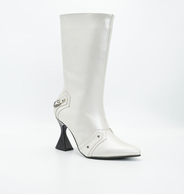 Bota tacón punta en cuero plateado