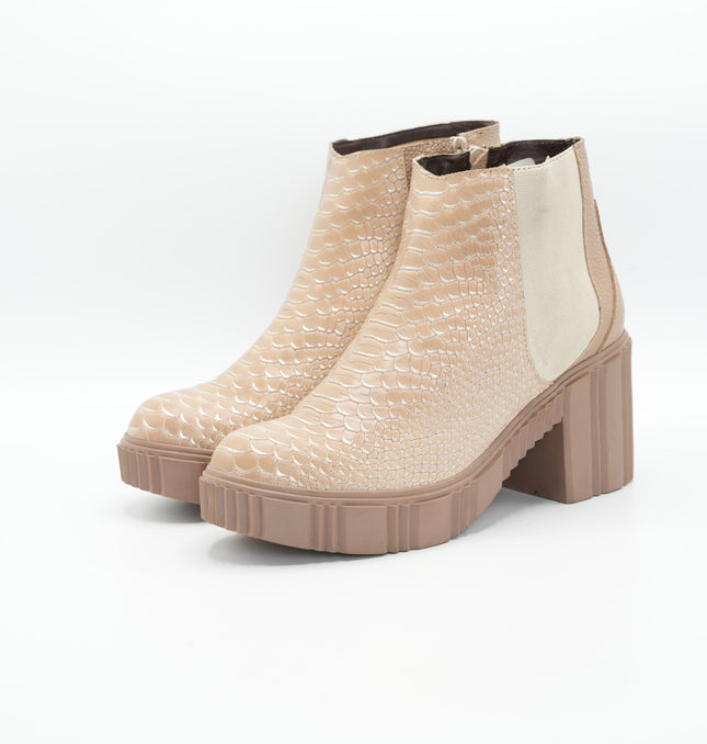 Botín en cuero y textura en crema