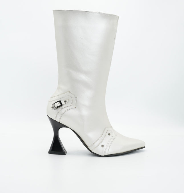 Bota tacón punta en cuero plateado