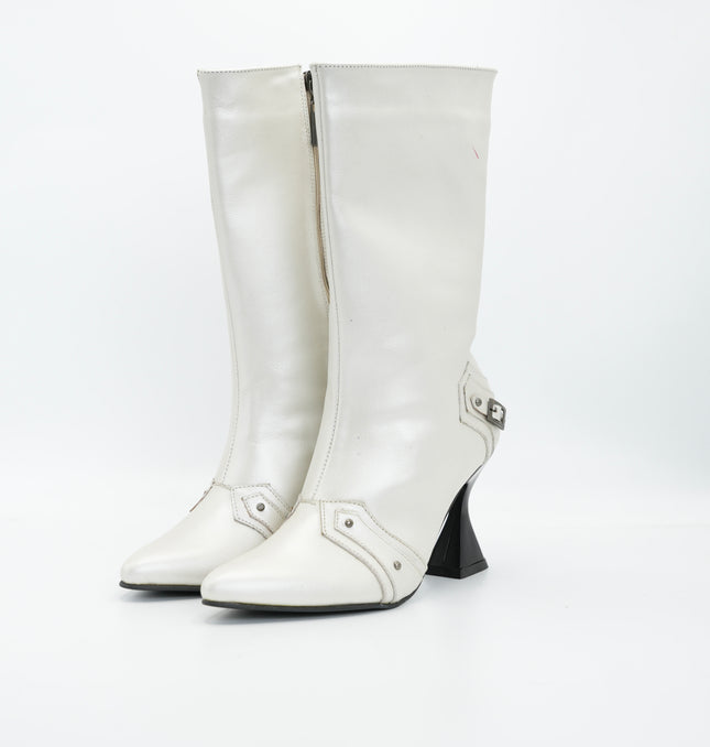 Bota tacón punta en cuero plateado