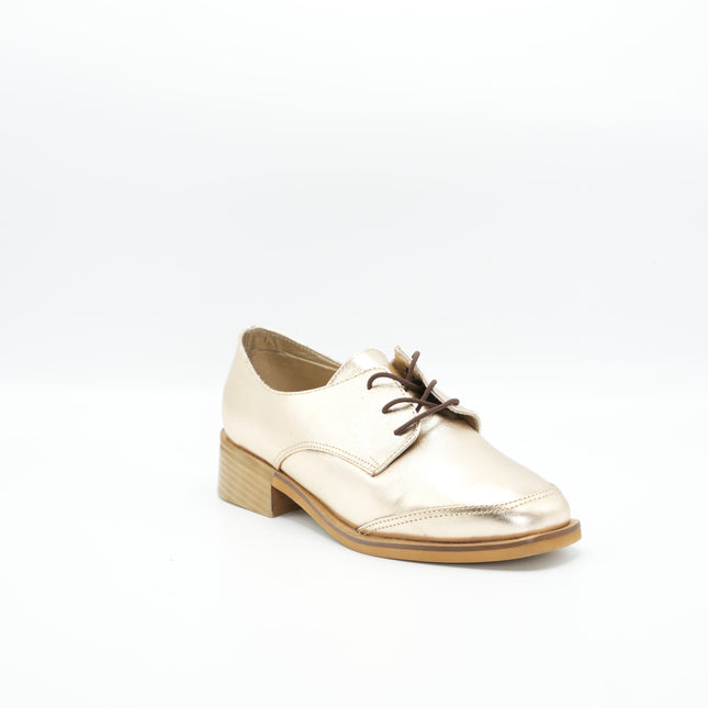 Zapato en cuero dorado