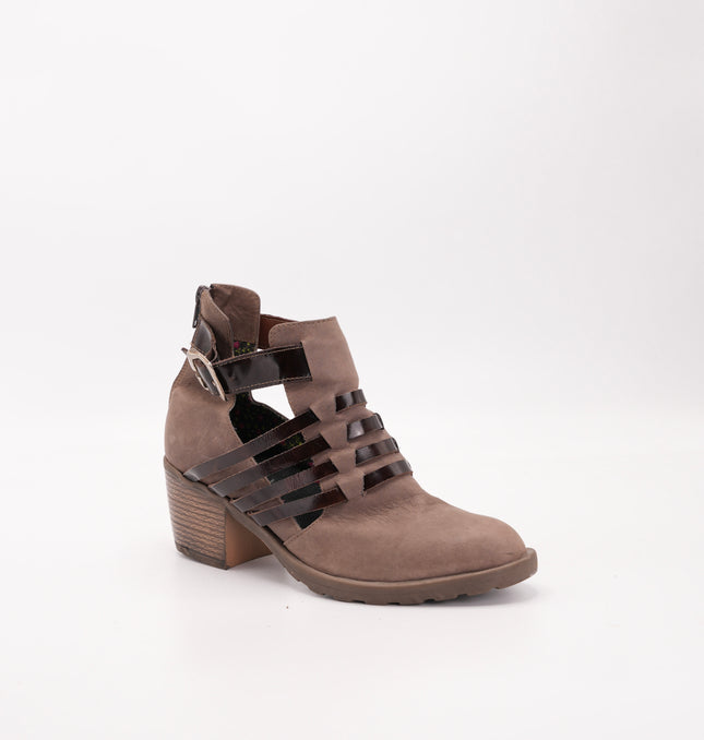 Botín en cuero café con detalles