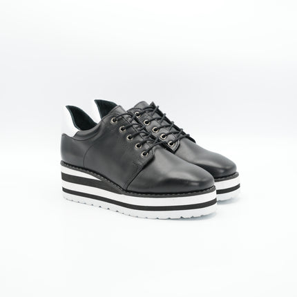 Zapato en cuero negro con plataforma
