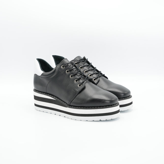 Zapato en cuero negro con plataforma