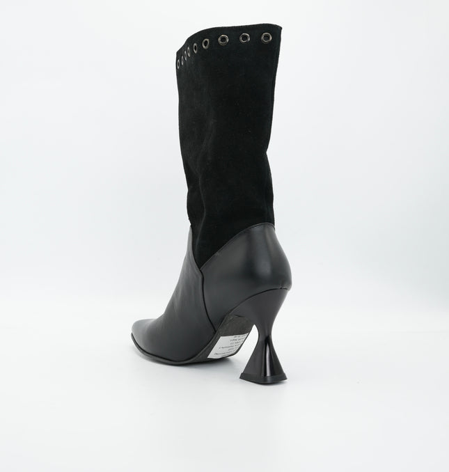 Bota tacón punta en cuero negro