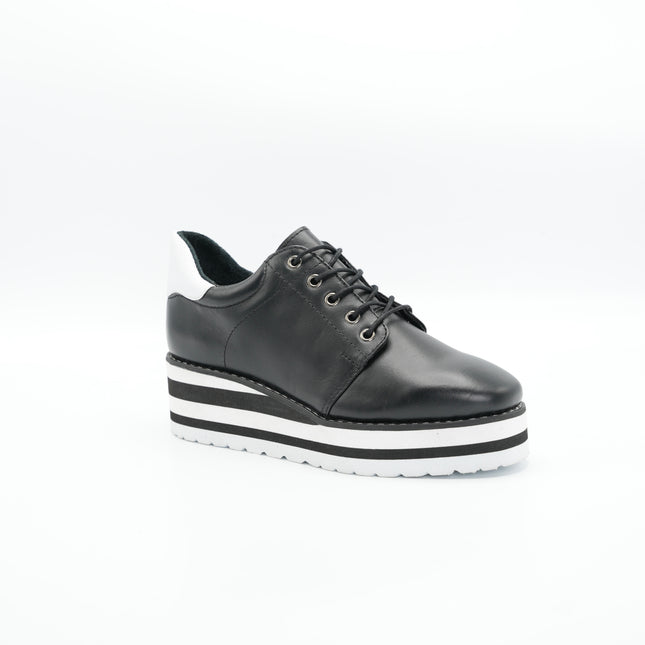 Zapato en cuero negro con plataforma
