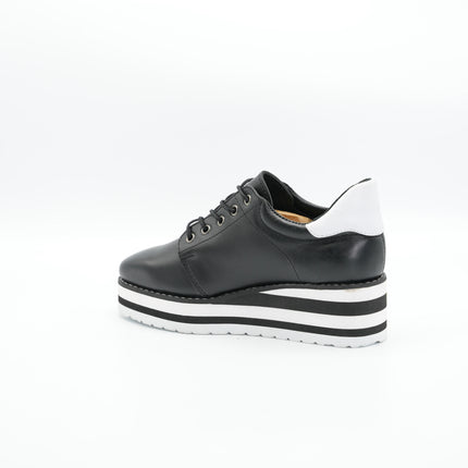 Zapato en cuero negro con plataforma