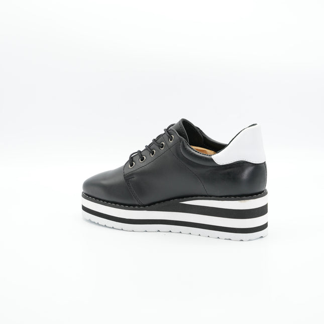 Zapato en cuero negro con plataforma