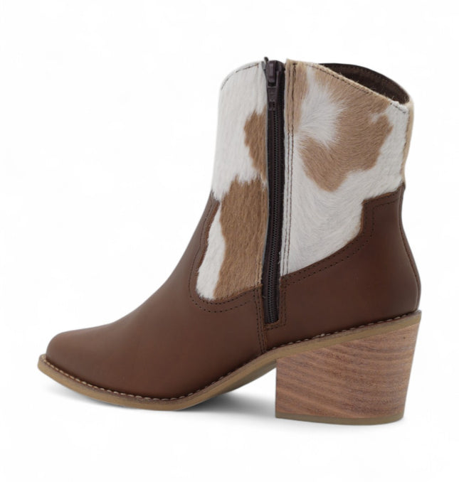 Botin cafe con detalles de cuero