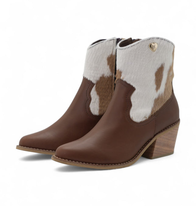 Botin cafe con detalles de cuero