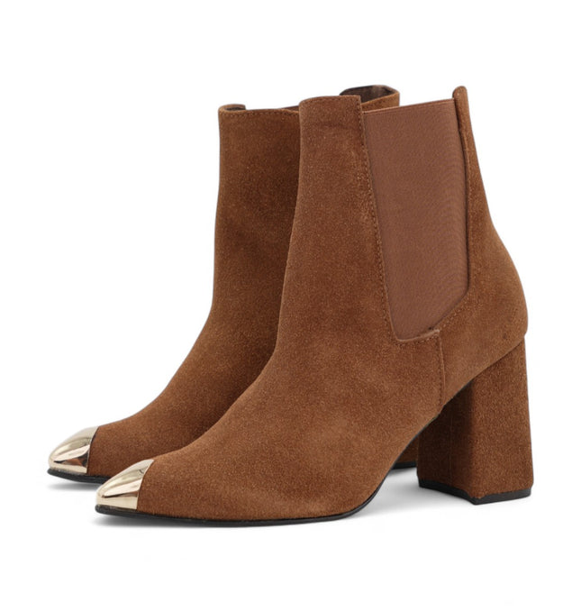 Botin cafe con detalle dorado