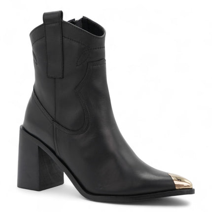 Botin negro con detalle dorado