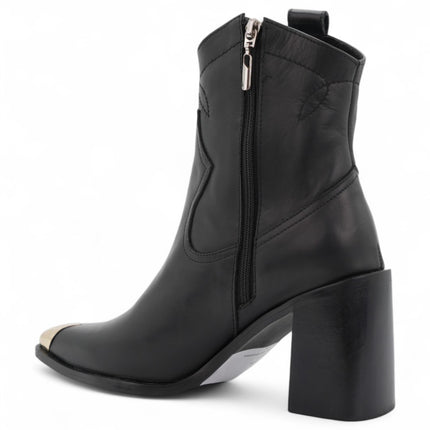 Botin negro con detalle dorado