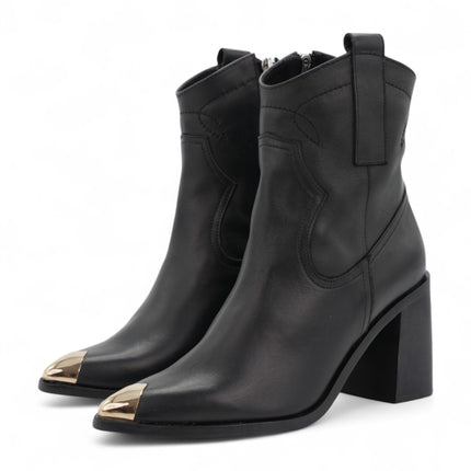 Botin negro con detalle dorado
