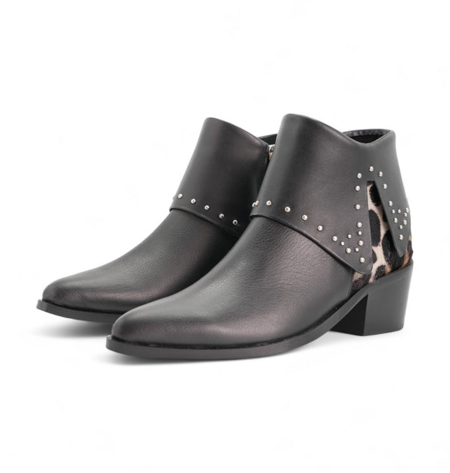 Botin negro con talon de piel
