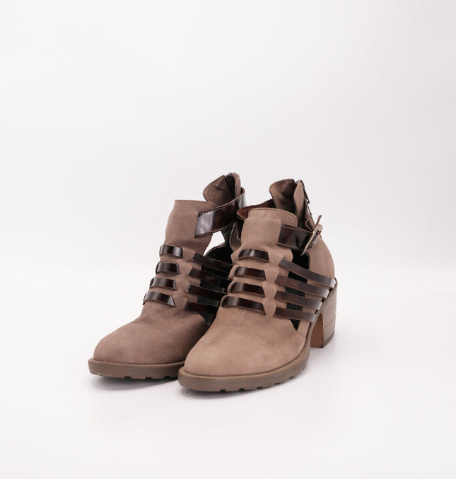 Botín en cuero café con detalles