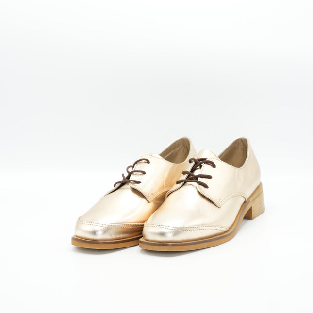 Zapato en cuero dorado