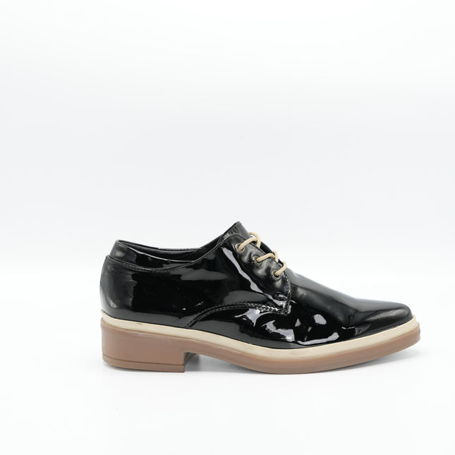 Zapato en cuero negro charol