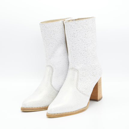 Botín en cuero crema con detalles dorados