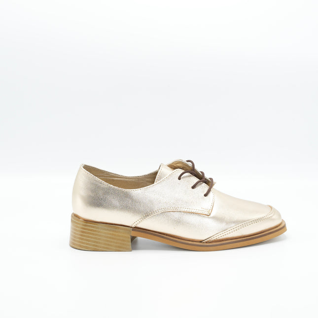 Zapato en cuero dorado