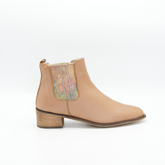 Botín en cuero crema con estampado lateral