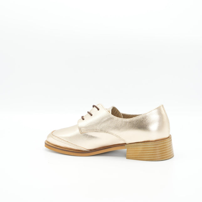 Zapato en cuero dorado